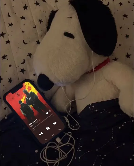 image of snoppy listenig to 'Oldies Station' by Twenty One Pilots