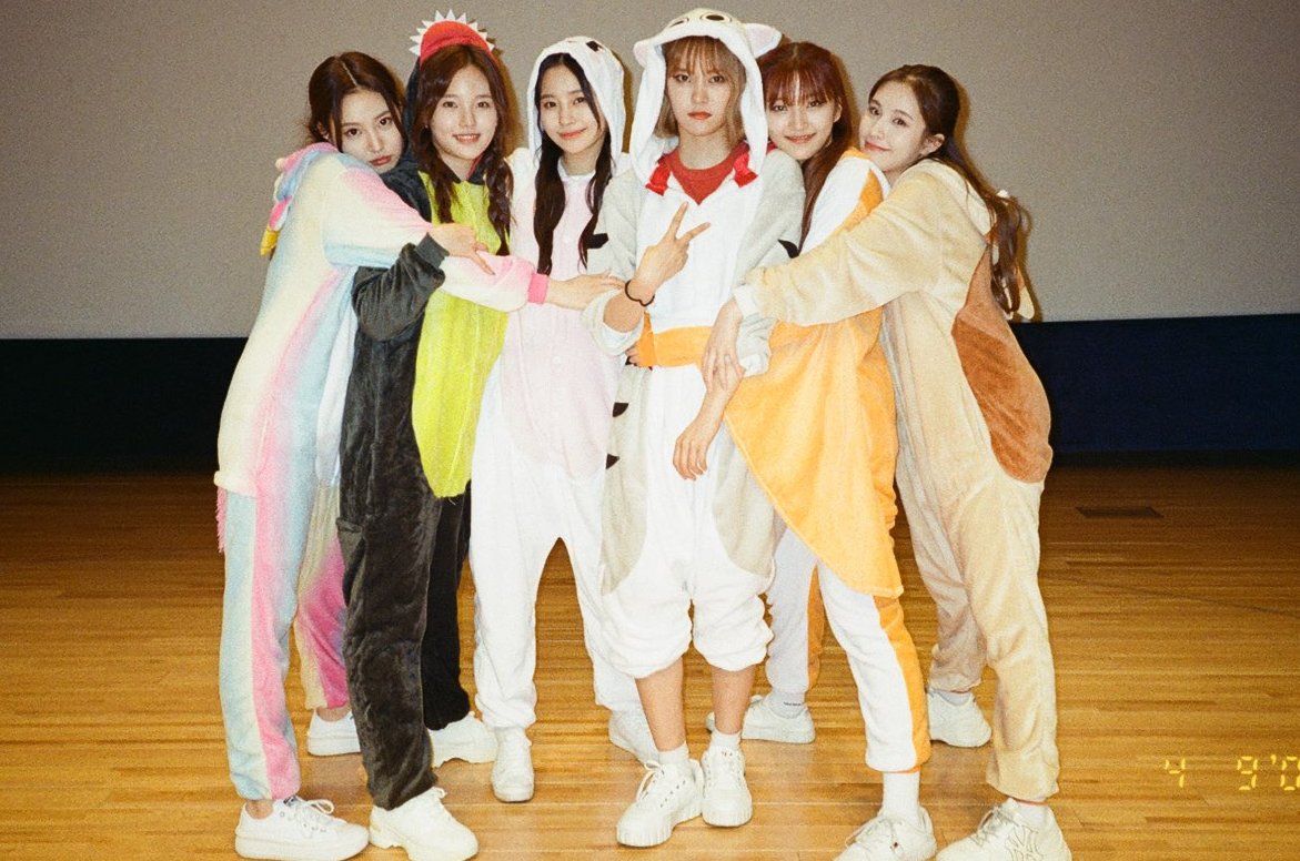 A group photo of weeekly members (minus jiyoon) wearing onesies. In the order; Hyewon, Soojin, Jihyo, Jimin, Soeun, Jaehee