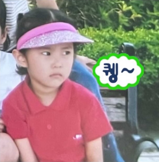 An image of young Jimin looking sideways. It has the text "퀭~" on the right side.